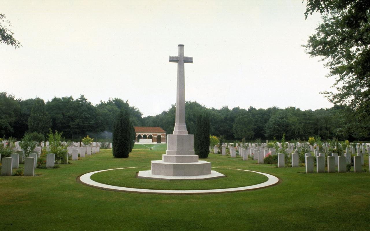 Erebegraafplaats Jonkerbos in Nijmegen. Hier liggen 1600 Engelse militairen en een Russische militair begraven. Erebegraafplaats Jonkerbos in Nijmegen. Hier liggen 1600 Engelse militairen en een Russische militair begraven.