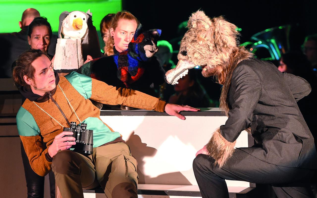 De wolf komt werom. Vooraan, van links naar rechts Peter (Redmer van der Meer) en De Wolf (Jan Willem Hofstra). Daarachter Jantiena de Haan en Anke Triemstra met de Séfûgel, en daarnaast Kat (Sietske Harkema). De wolf komt werom. Vooraan, van links naar rechts Peter (Redmer van der Meer) en De Wolf (Jan Willem Hofstra). Daarachter Jantiena de Haan en Anke Triemstra met de Séfûgel, en daarnaast Kat (Sietske Harkema).