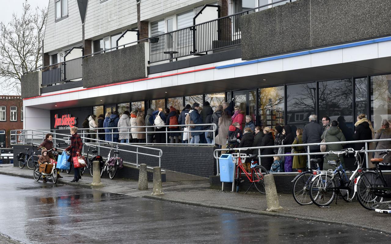 Al ver voor tienen staat een lange rij voor de uitverkoop bij Jan Sikkes in Leeuwarden.