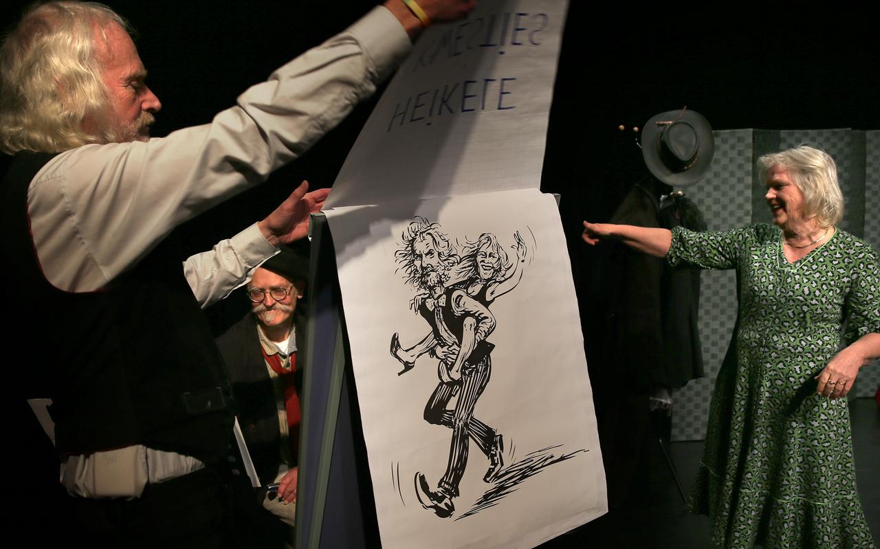 Een scène uit Echt Wier! van Jan Arendz en Marijke Geertsma met op de achtergrond Frâns Faber. 