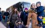 Oekraïense vluchtelingen komen met een bus aan in Waddinxveen. 