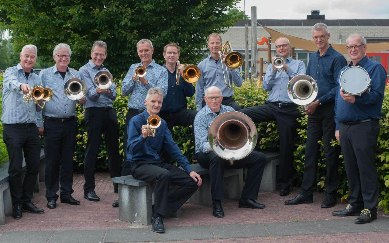 De elf leden van Fryslân Brass treden al jaren samen op.