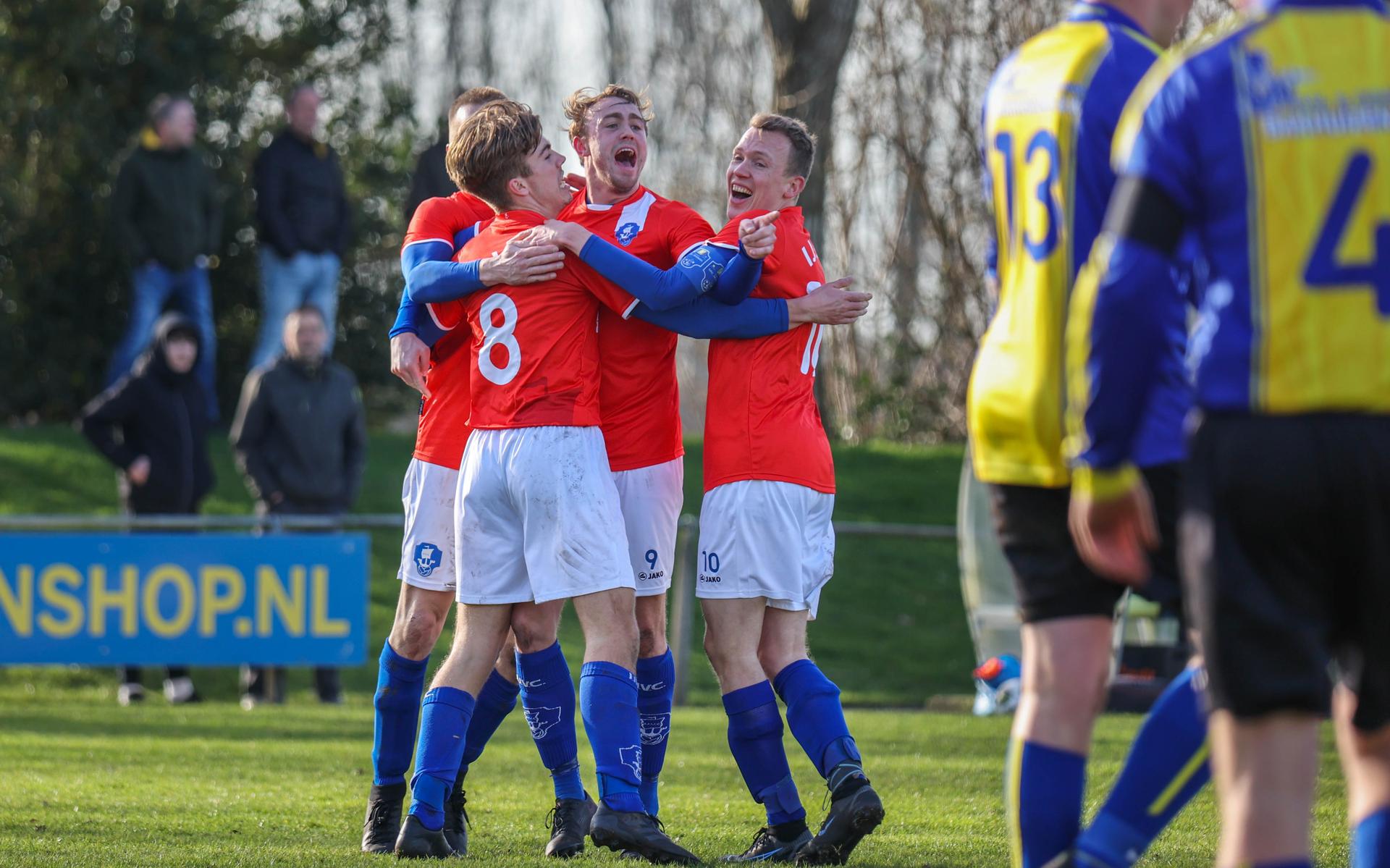 Linksom of rechtsom, maar zowel IJVC als Bakhuizen ziet de vierde klasse wel zitten