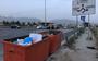 De vuilnisbakken, de rotonde en op de achtergrond de Albanese bergen.