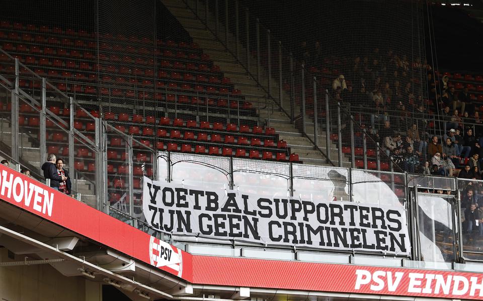 Het uitvak SC Cambuur zonder uitsupporters tijdens de wedstrijd PSV-Cambuur, eerder dit seizoen.