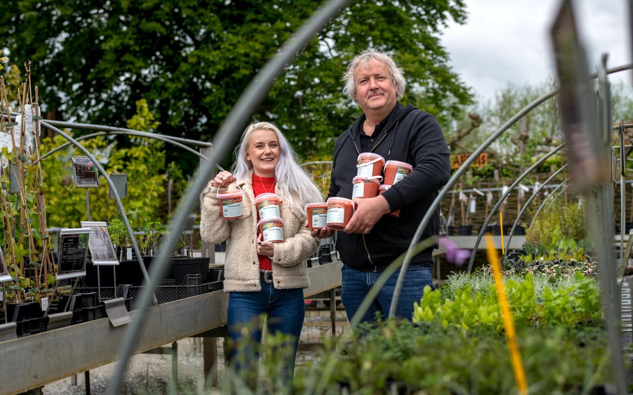 Theo Jansma en Shania Lanen van de Verspillingsmarkt in De Kruidhof van Buitenpost. Zij proberen afgekeurde producten een tweede kans te geven door van afgekeurde tomaten bijvoorbeeld tomatensoep te maken. 