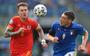 Joe Rodon (l) in duel met de Italiaan Andrea Belotti. 