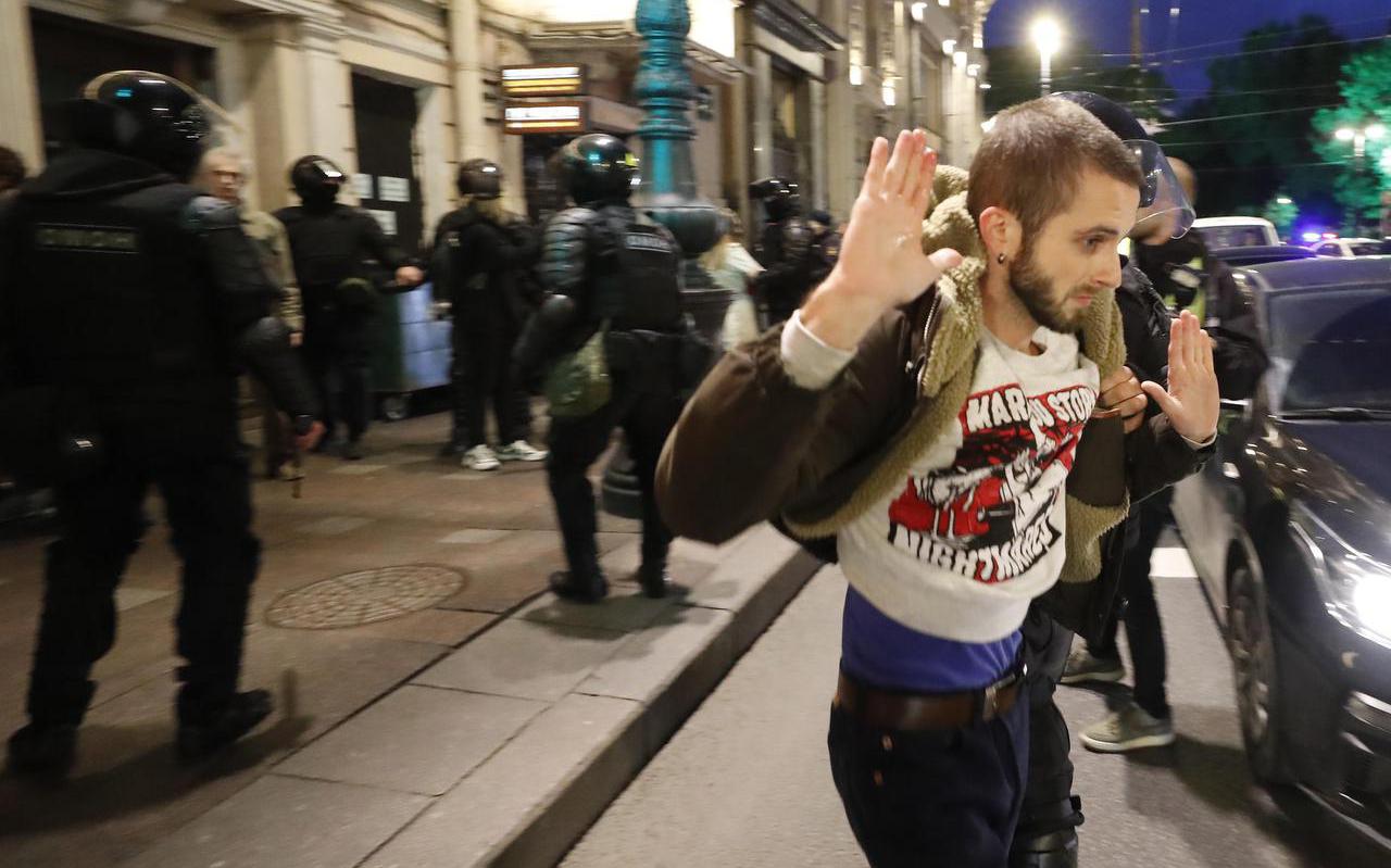Een demontrant die in Sint-Petersburg demonstreert tegen de mobilisatie wordt door de politie weggevoerd.