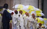 Kardinalen met paraplu's, tijdens de zaligverklaring van Johannes Paulus I. 