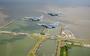 Een formatie van drie F-16's boven de sluizen van de Afsluitdijk bij Kornwerderzand. 