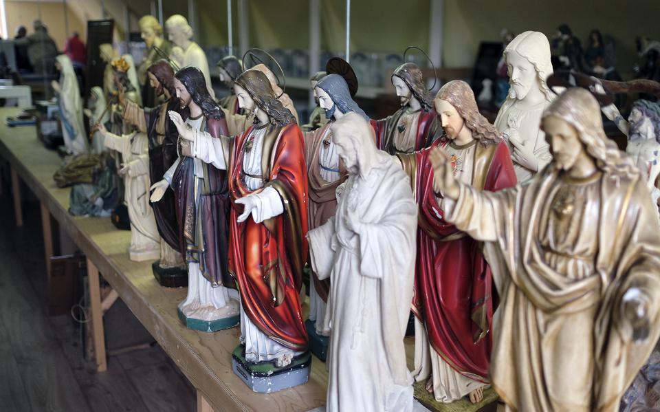 Het Archief- en Documentatiecentrum voor RK Friesland herbergt een grote collectie Christus- en heiligenbeelden. 