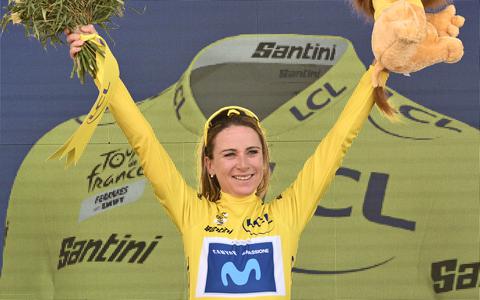 Annemiek van Vleuten viert haar eindoverwinning in de eerste Tour de France Femmes. „Dit heeft mijn verwachtingen overtroffen.”