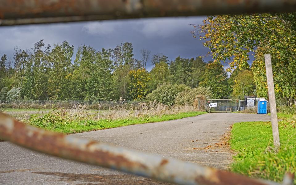Het voormalige terrein van Muiden Chemie bij Munnekezijl waar het zonnepark moet komen.