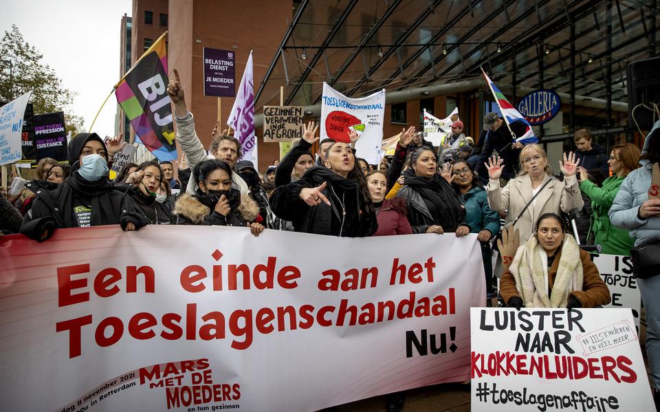 Gedupeerde ouders van de toeslagenaffaire lopen mee in de Mars met de Moeders in Rotterdam eerder deze maand. Met de mars willen de ouders aandacht vragen voor het toeslagenschandaal, waar nog geen oplossing voor gevonden is.