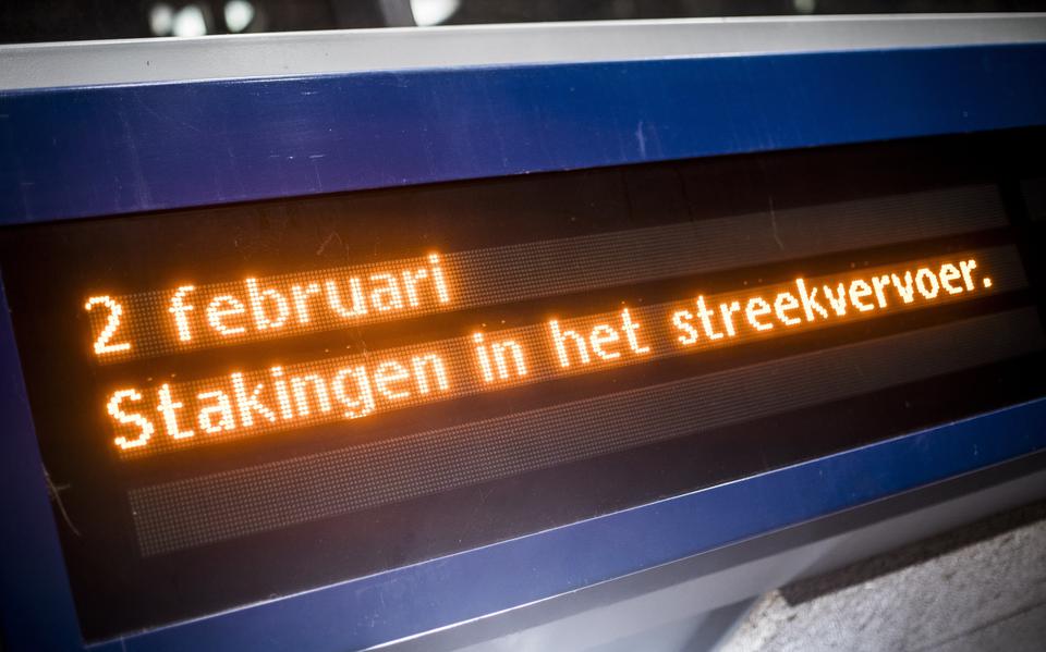 Een leeg station van Leeuwarden tijdens een staking van het streekvervoer.