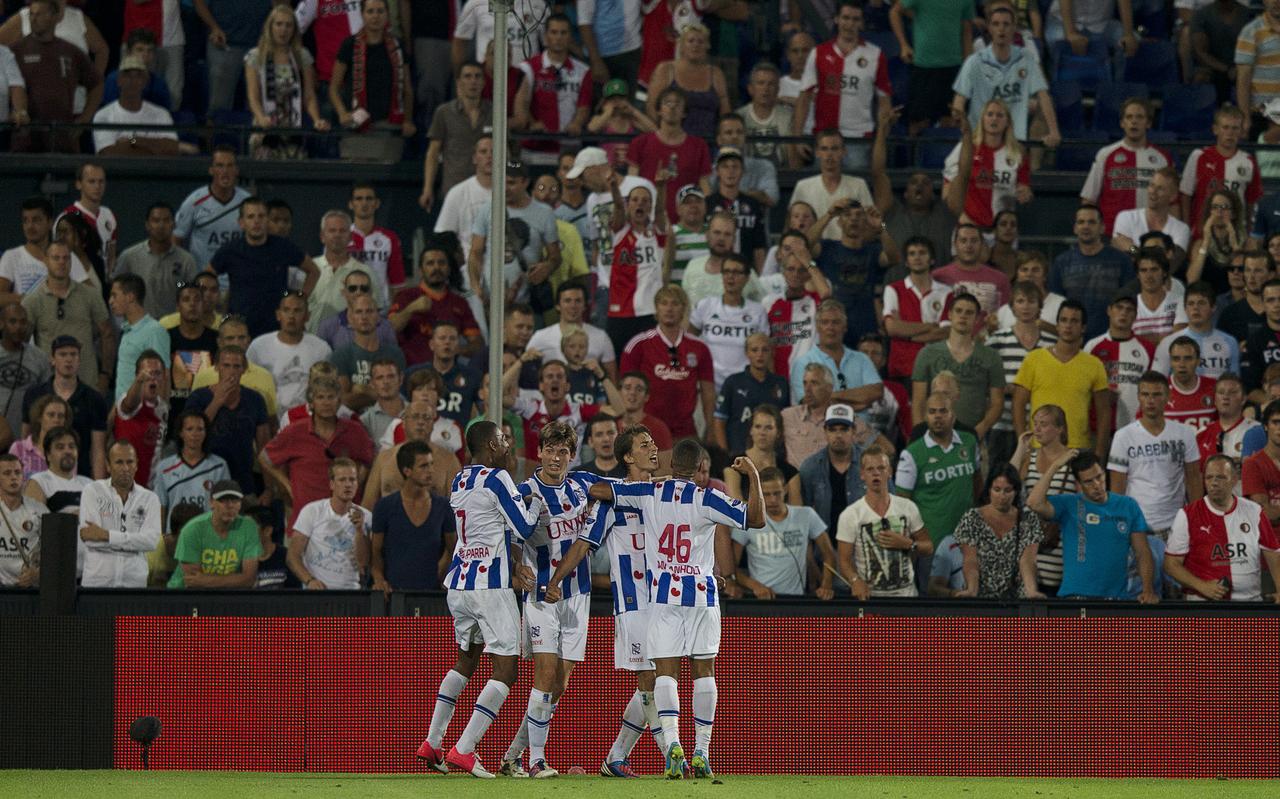 Filip Djuricic en spelers van Heerenveen vieren de 0-1 in De Kuip. Het duel tussen Feyenoord en Heerenveen op 18 augustus 2012 eindigde in een 1-1 gelijkspel. Filip Djuricic en spelers van Heerenveen vieren de 0-1 in De Kuip. Het duel tussen Feyenoord en Heerenveen op 18 augustus 2012 eindigde in een 1-1 gelijkspel.
