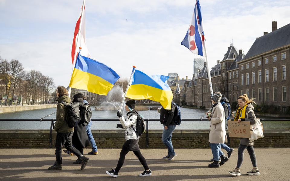 Demonstranten protesteren in Den Haag om te laten zien dat ze achter Oekraïne staan na de Russische invasie. Ze hebben Oekraïense vlaggen bij zich en borden met teksten als "Stop War" en "Stop Russia". 