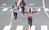 Abdi Nageeye (r) kan nauwelijks geloven dat hij als tweede binnen komt. 