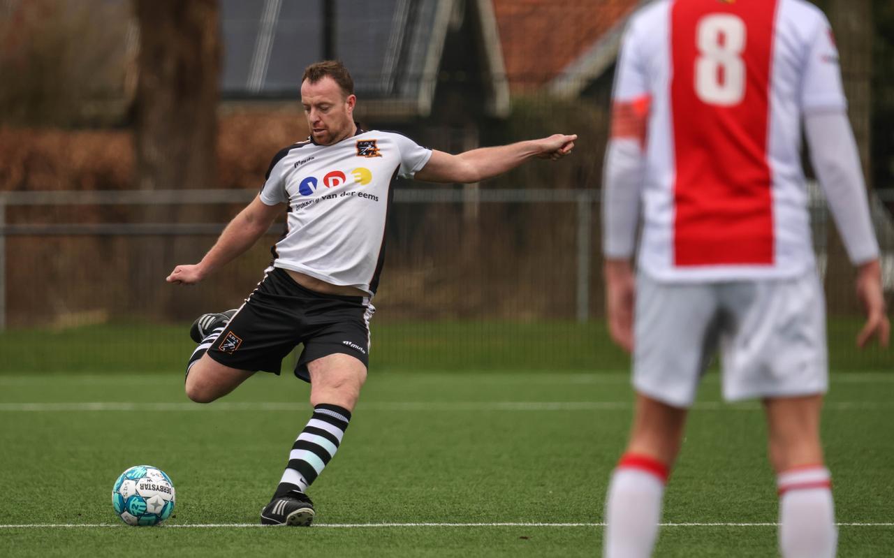 Erik Haitsma van SDS haalt uit, Makkum-aanvoerder Evert Bruinsma wacht af. Erik Haitsma van SDS haalt uit, Makkum-aanvoerder Evert Bruinsma wacht af.