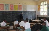 Na de coronalockdown blijft een aanzienlijk deel van de schoolbanken in Oeganda leeg. 