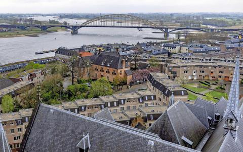 Nijmegen, 2022: zicht op de Waalbrug vanuit de Sint-Stevenskerk.