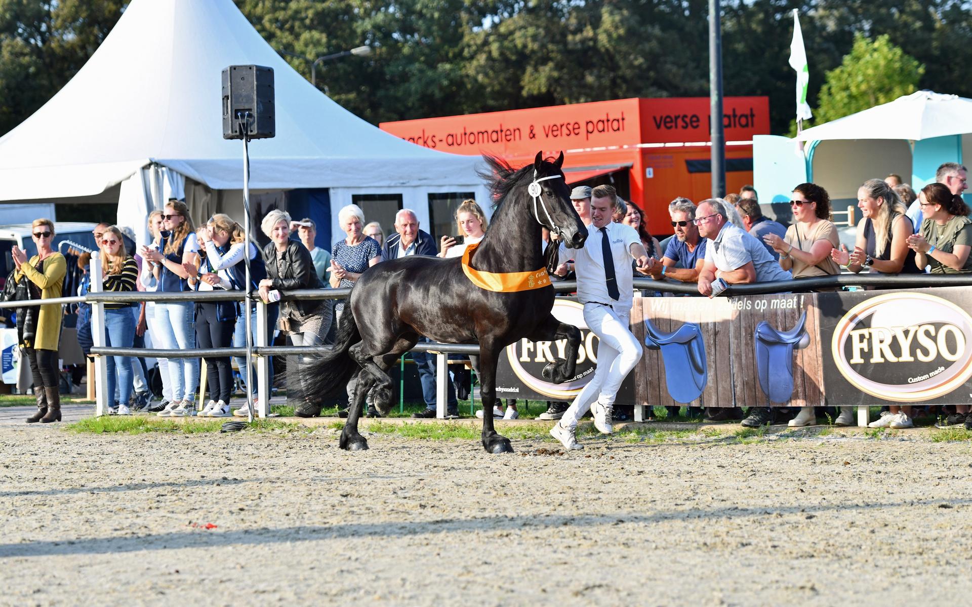 Gejuich klinkt bij de Centrale Keuring in Harich om een onverwachte finaleplaats voor Hannah van de 