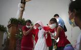Een Nicaraguaanse vrouw wordt geholpen door familieleden tijdens Aswoensdagviering, 22 februari 2023. 