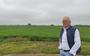 Piet Boer van de protestantse gemeente in Langweer kijkt uit over de polder waar het energiepark komt. 