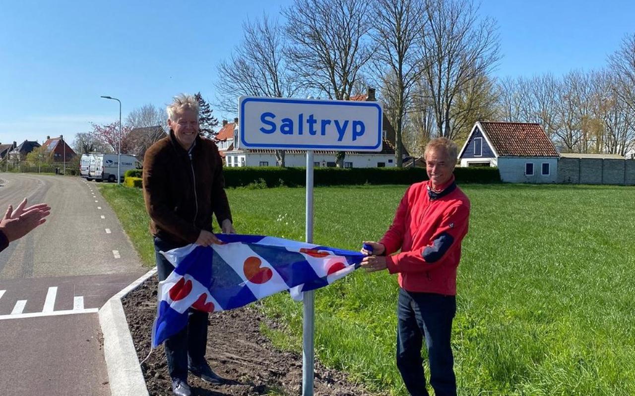 De officiële onthulling van buurtschap Saltryp woensdagmiddag. Met links wethouder Harry Boon en rechts omwonende Simon de Groot. 