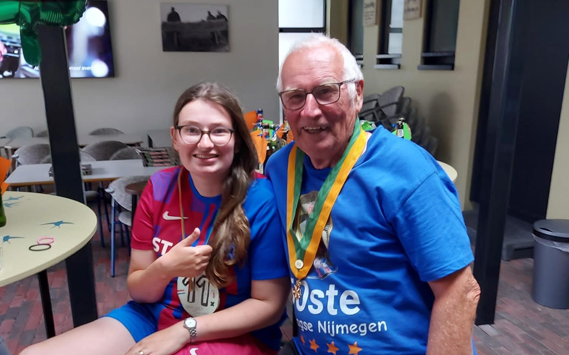Jolly Dooper (82) uit Oentsjerk voltooit voor de vijftigste keer de Nijmeegse Vierdaagse: 'Volgend j
