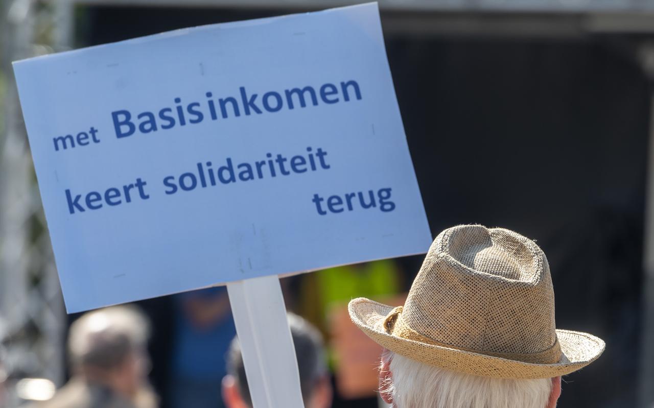 Voorstanders voor het invoeren van een basisinkomen verzamelden zich in 2020 op het Museumplein in Amsterdam. Voorstanders voor het invoeren van een basisinkomen verzamelden zich in 2020 op het Museumplein in Amsterdam.