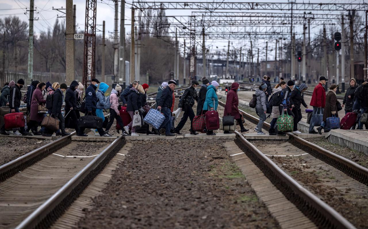 Oekraïense gezinnen lopen naar de trein op het station van Kramatorsk in de Donbas-regio die hen naar veiliger gebieden brengt.