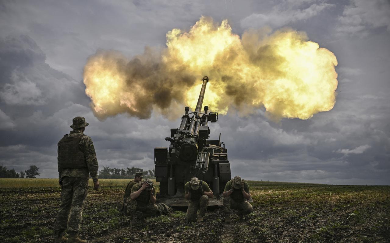 Oekraïense artilleristen vuren met een Caesar-kanon van Franse makelij op Russische posities. 
