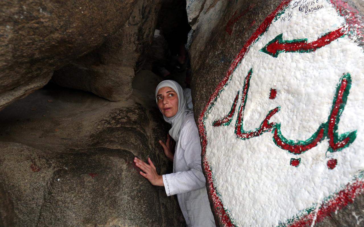 Een islamitische pelgrim bij de grot in Hira waar Mohammed de koran in het Arabisch geopenbaard zou hebben gekregen. De Arabische taal blijkt ouder dan veel moslims denken. 
