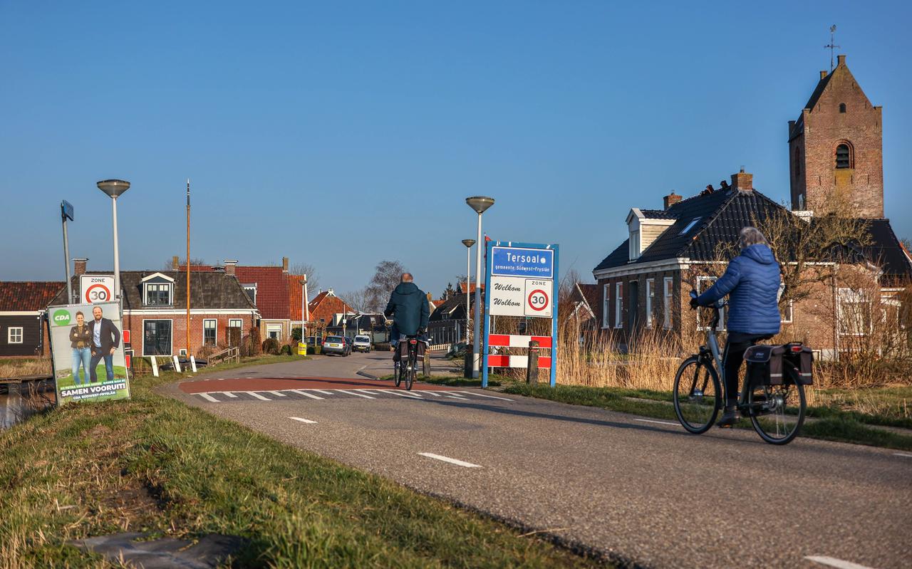 Verkiezingsposter in Tersoal. De gemeente Súdwest-Fryslân heeft 89 steden, dorpen en kernen. 