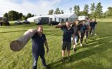 Voorbereidingen van het dorpsfeest Boornbergum-Kortehemmen-De Wilgen zijn in volle gang.
(v.l.n.r.: Gerrit, Siemen, Johan, Lolkje, Jan, Willem-Robert, Nienke en Jan Henk)