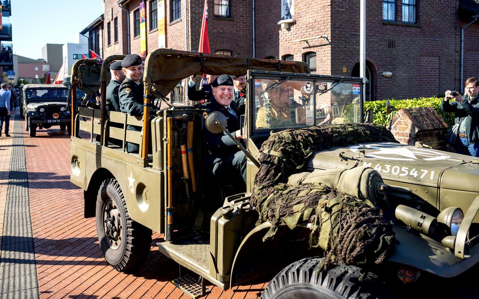 In aanwezigheid van de Royal Canadian Dragoons met militaire voertuigen is het Vrijheidspark in Drachten geopend. 