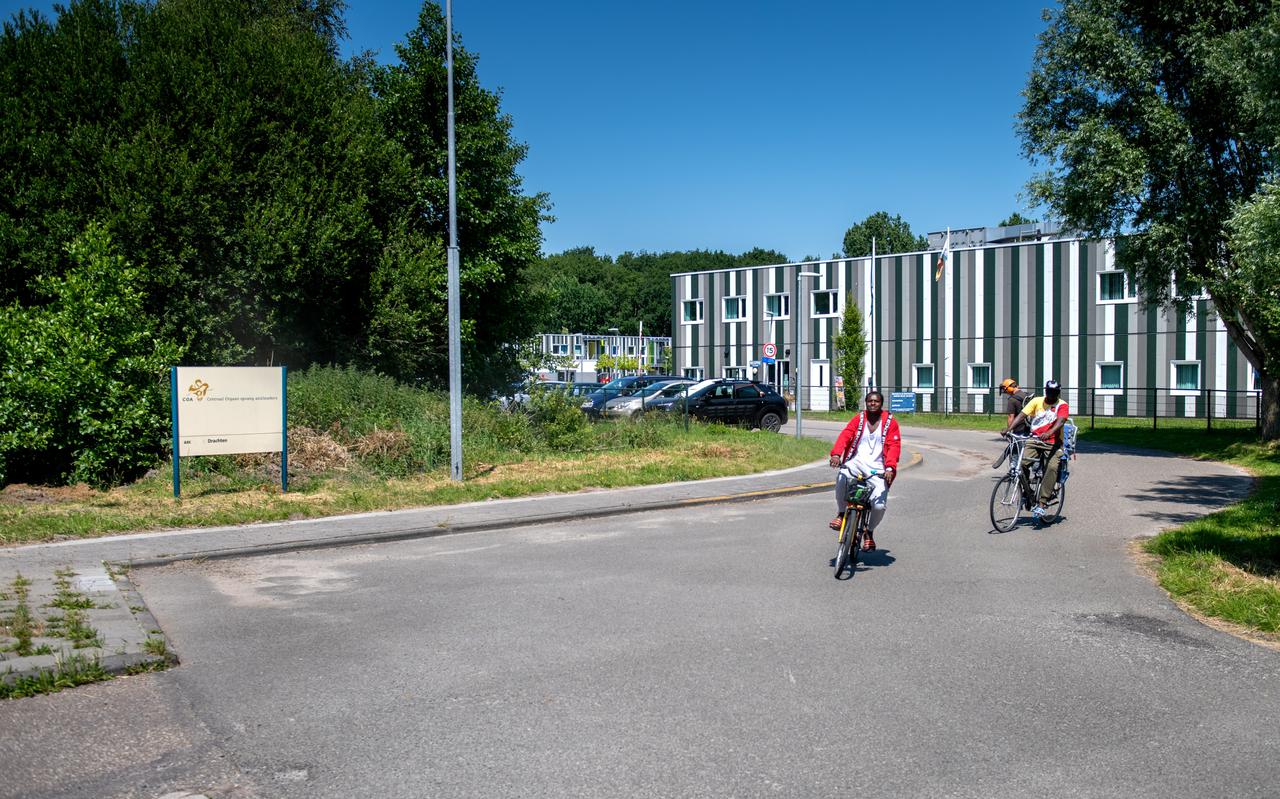 Vluchtelingen uit het asielzoekerscentrum in Drachten genoten donderdag van het zomerse weer.