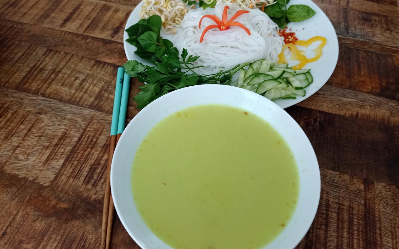 Groene soep met rijstnoedels.
