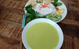 Groene soep met rijstnoedels.