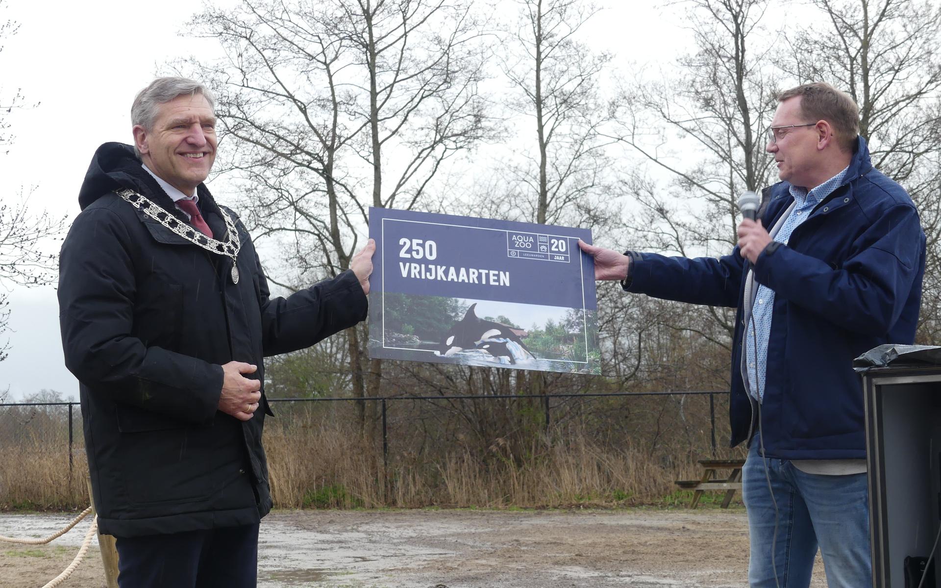Burgemeester Buma ontvangt 250 vrijkaarten van Aquazoo.