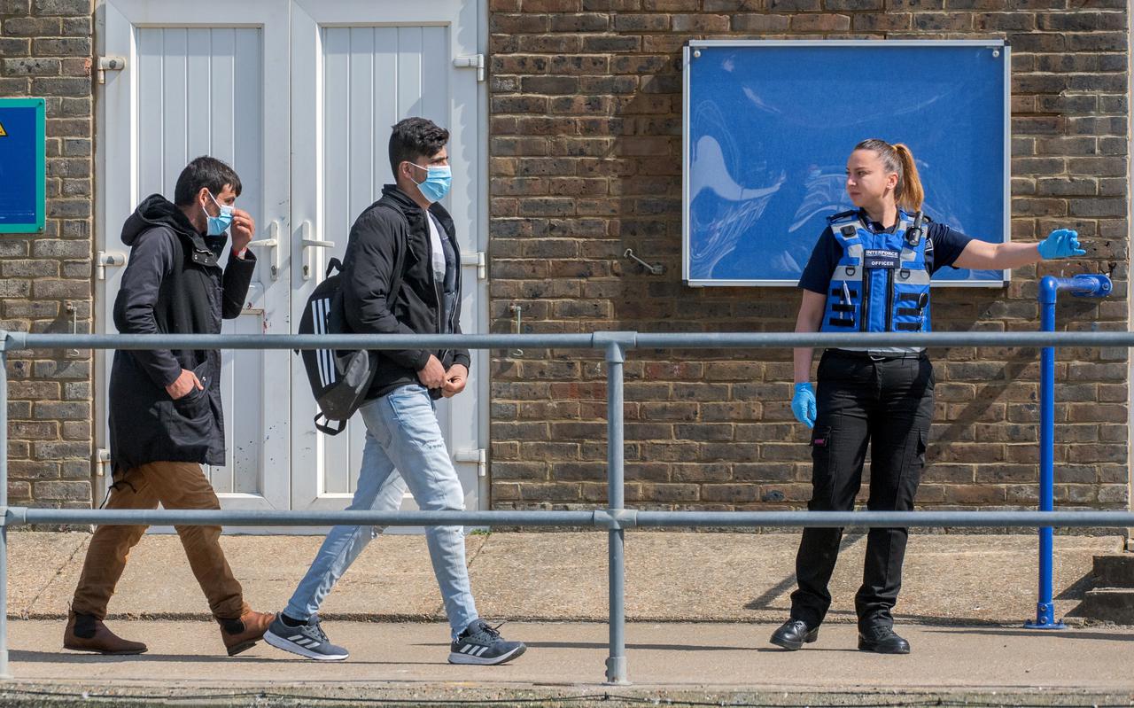Migranten komen aan in Dover. 
