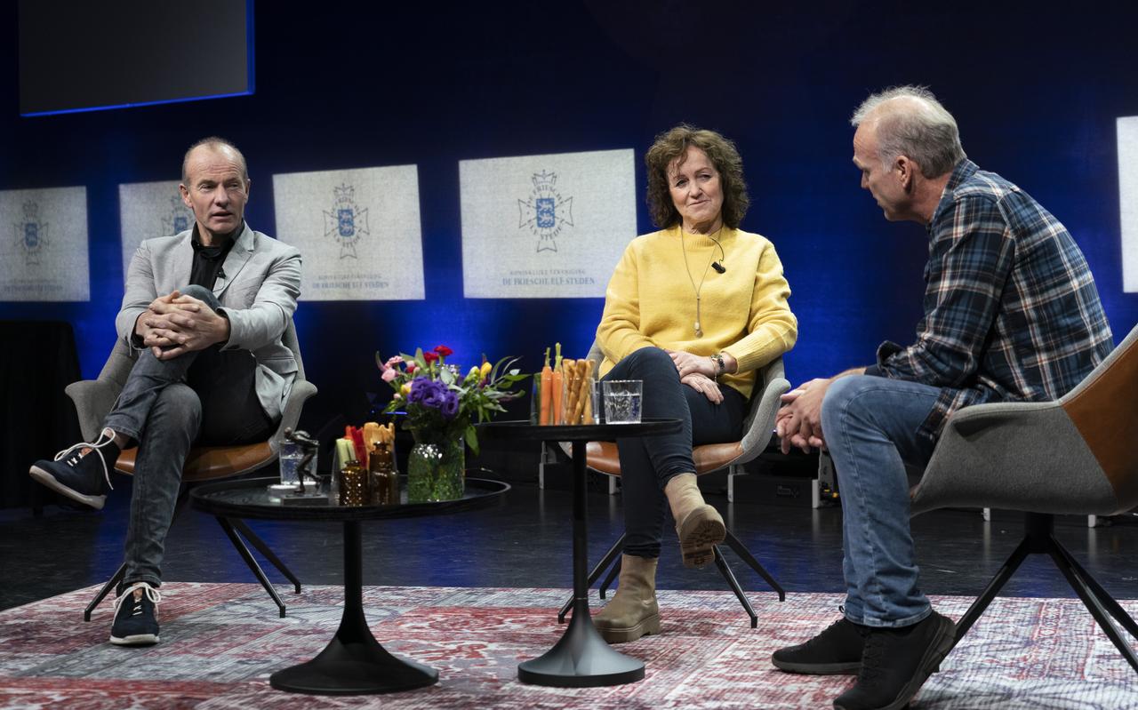 Herbert Dijkstra in gesprek met Elfstedenwinnaars Henk Angenent en Klasina Seinstra. Herbert Dijkstra in gesprek met Elfstedenwinnaars Henk Angenent en Klasina Seinstra.