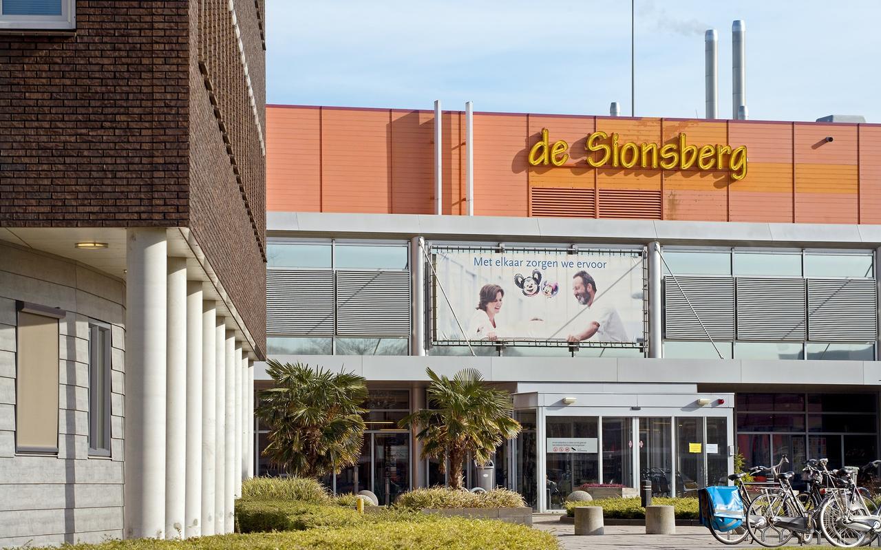 De oude gevel van ziekenhuis Sionsberg in Dokkum. De oude gevel van ziekenhuis Sionsberg in Dokkum.