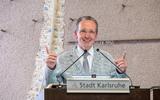 De burgemeester van Karlsruhe  Frank Mentrup  verwelkomt leden van de wereldraad van Kerken in zijn stad. 
