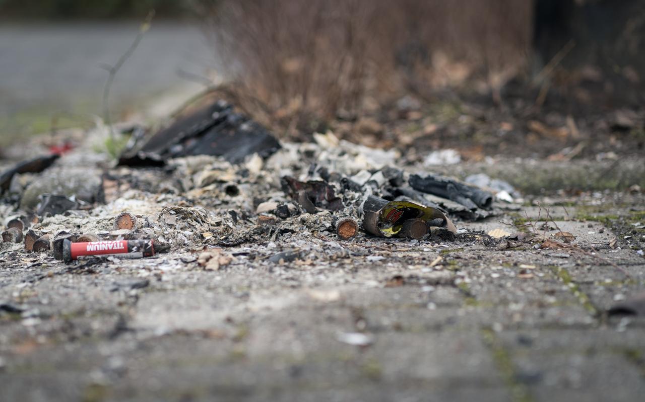 Inwoners van Wierum klagen dat er vaak al weken of maanden voorafgaand aan de jaarwisseling zwaar vuurwerk wordt afgestoken. Inwoners van Wierum klagen dat er vaak al weken of maanden voorafgaand aan de jaarwisseling zwaar vuurwerk wordt afgestoken.