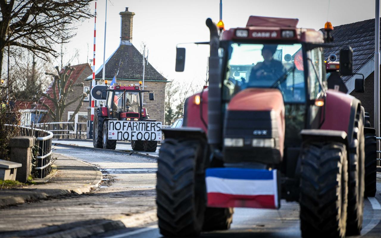 Tractoren rijden op de N466 onderweg naar het boerenprotest in het Zuiderpark in Den Haag. De voertuigen mogen de stad niet in, hiervoor heeft de gemeente een noodbevel afgekondigd. 