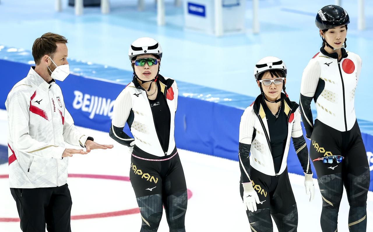 Bondscoach Johan de Wit (l) van Japan tijdens de training van maandag. Bondscoach Johan de Wit (l) van Japan tijdens de training van maandag.