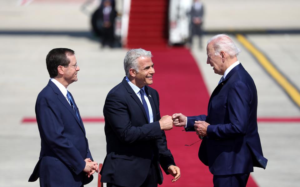 Biden begroet de Israëlische premier Yair Lapid (m). President Isaac Herzog kijkt toe.
