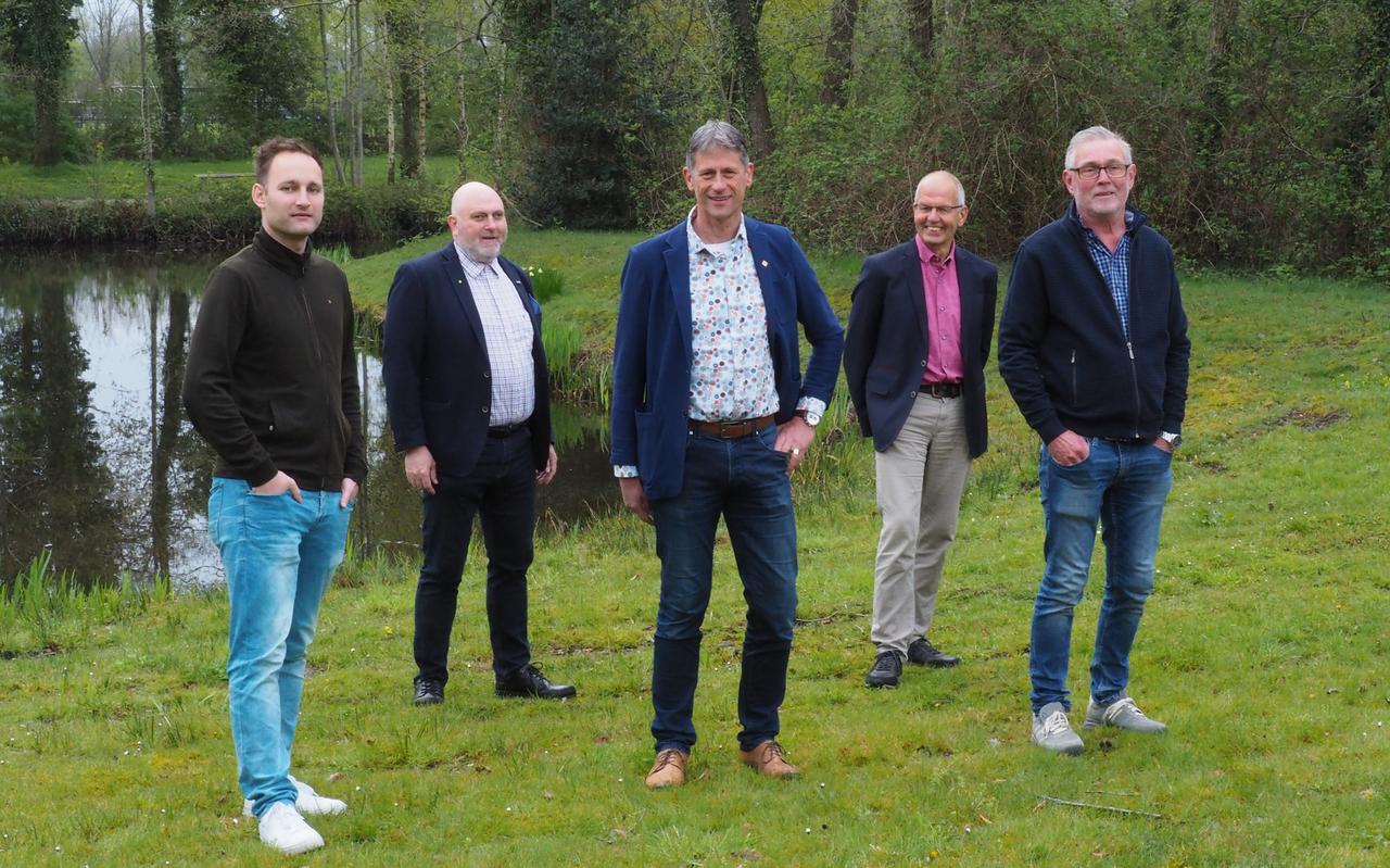 Het bestuur van COVS Drachten. Auke Sikke Broersma (l), Douwe Boonstra, Jo Hoekstra, Jan Wagenaar, Harm Veenstra (r).
Het bestuur van COVS Drachten. Auke Sikke Broersma (l), Douwe Boonstra, Jo Hoekstra, Jan Wagenaar, Harm Veenstra (r).
